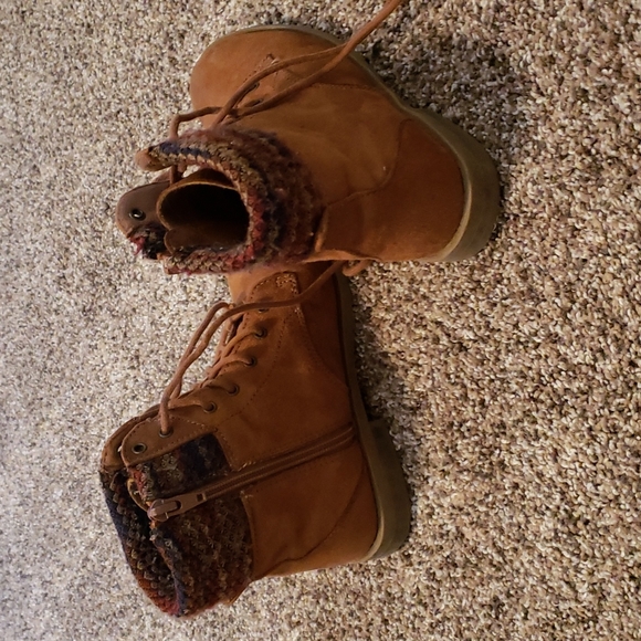 American Eagle ankle boots. Tan color, size 3.5 - Picture 3 of 7
